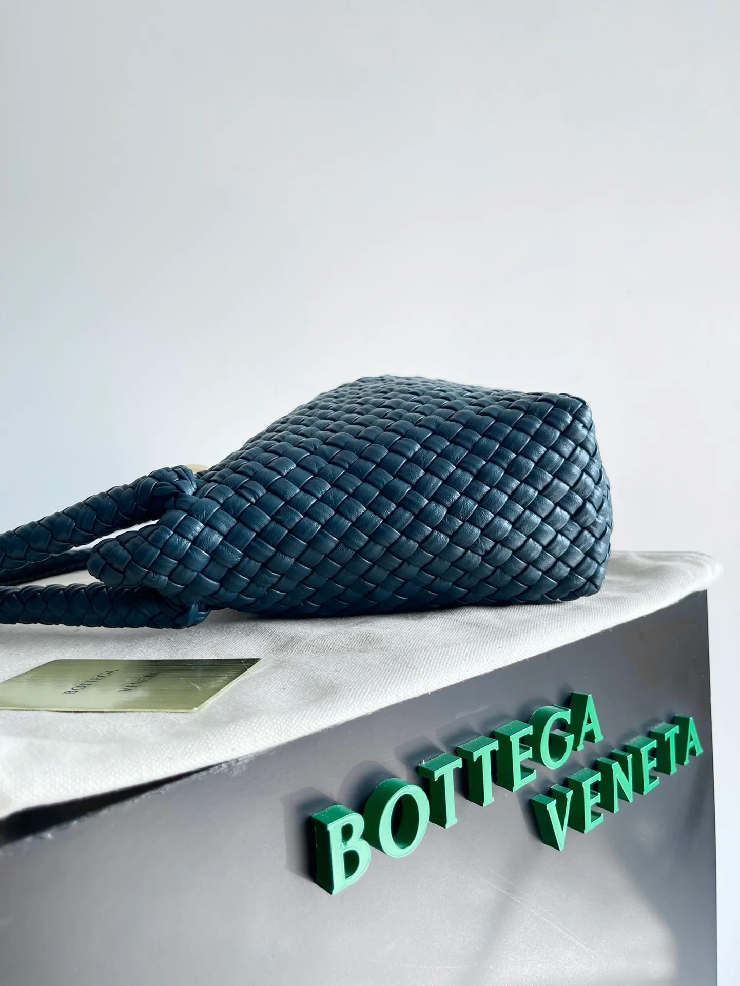 Batch 5760 BV collectible small woven handbags are really YYDS!! Bottega Veneta’s most classic small woven handbags are back! ! We use the highest quality leather with the highest craftsmanship❤️ to create the most expensive works. We have created the original Intrecciato leather weaving process❤️ This unique traditional exclusive leather weaving method has not only become our logo but also reflects the time-consuming and labor-intensive craftsmanship of our products❤️ The new TOSCA handbag must be a selection worth collecting🆕⚠️⚠️Babies, malachite can be sold separately and can be assembled by yourself Style number: 716974 Size: 27*9*18cm